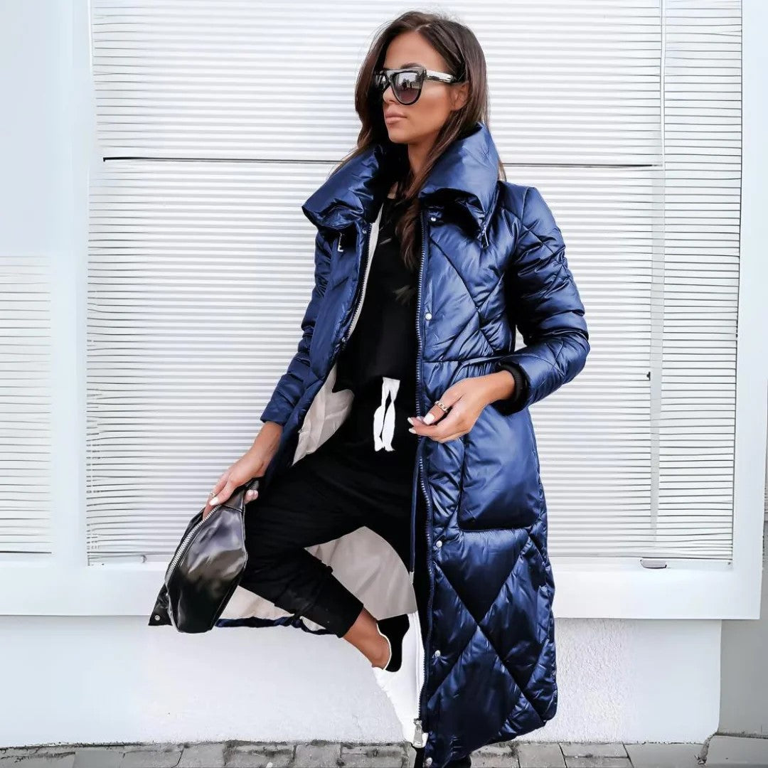 Stay warm in style with the Monique Winter Coat, featuring high-quality insulation and a refined silhouette. Ideal for cold days while maintaining an elegant look.