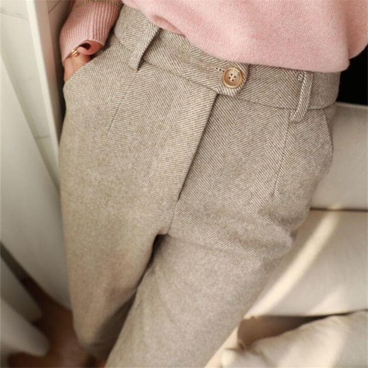 Tailored pants designed to flatter every body shape, providing a modern and polished look with herringbone design.