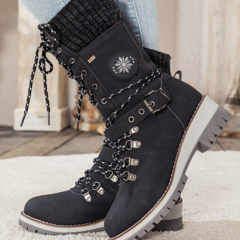 These essential winter boots keep your feet warm and comfortable, with a cozy inner lining.