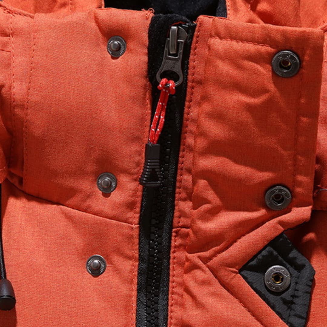 Men’s down jacket with practical pockets for everyday use.