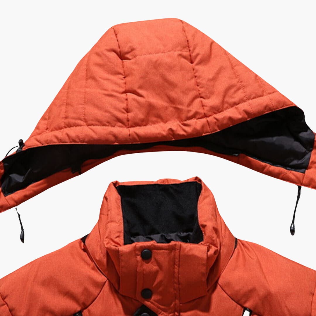 Down jacket offering unmatched protection against the cold. It also has a removable hood.